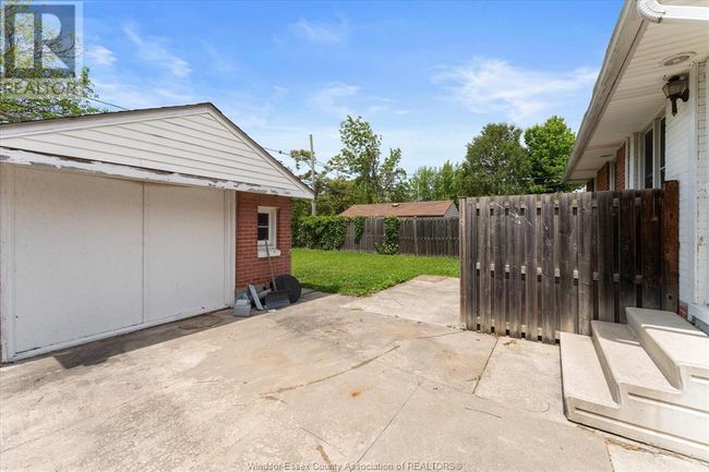 1033 Harrison Ave, House other with 3 bedrooms, 2 bathrooms and null parking in Windsor ON | Image 24