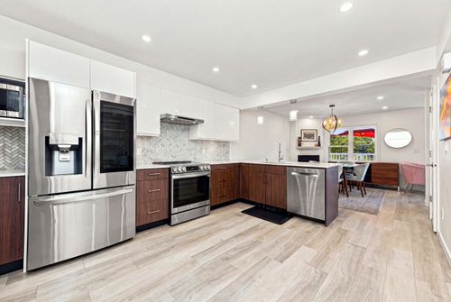 203-1513 Bowser Avenue, North Vancouver, BC, V7P2Y4 | Card Image