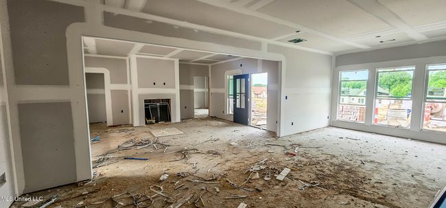 living room/kitchen | Image 10