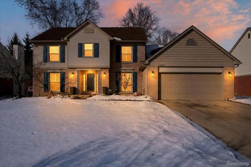 19261 Fairlane Ct, Livonia, MI, 48152-4057 | Card Image