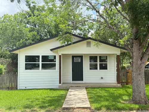 1212 B St, Floresville, TX, 78114-2006 | Card Image