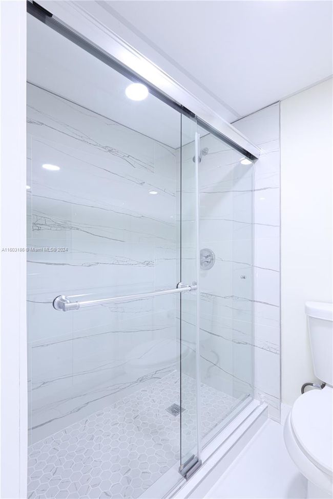 APT-117 - 200 177 Th Dr, Condo with 1 bedrooms, 1 bathrooms and null parking in Sunny Isles Beach FL | Image 15