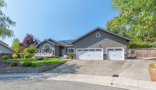 2034 Nw Sarum Cir, Grants Pass, OR, 97526-6347 | Card Image