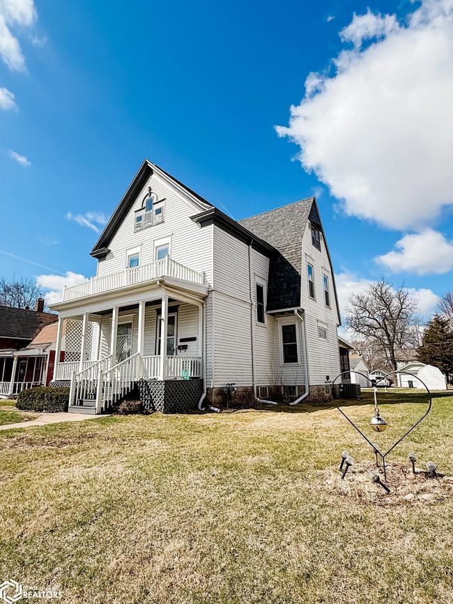 415 S Garfield Ave, Home with 4 bedrooms, 2 bathrooms and 2 parking in Burlington IA | Image 26