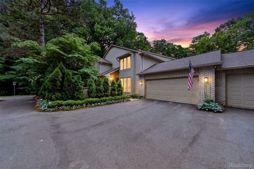 1262 Woodcrest Cir, Bloomfield Hills, MI, 48304-1573 | Card Image