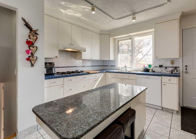 203 Dalhurst Way Nw, Home with 4 bedrooms, 1 bathrooms and 5 parking in Calgary AB | Image 15