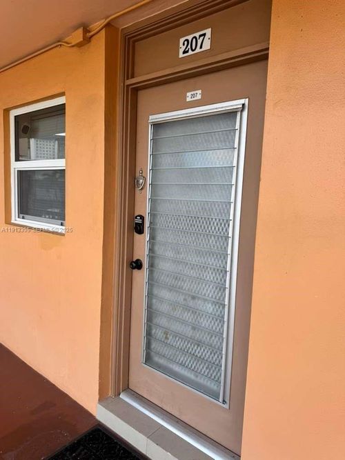 207-3001 Nw 46th Ave, Lauderdale Lakes, FL, 33313-1829 | Card Image