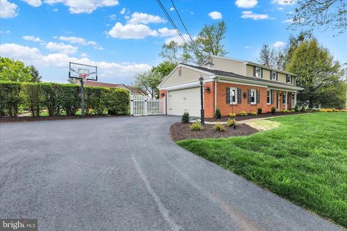 560 Valley View Dr, NEW HOLLAND, PA, 17557-1416 | Card Image