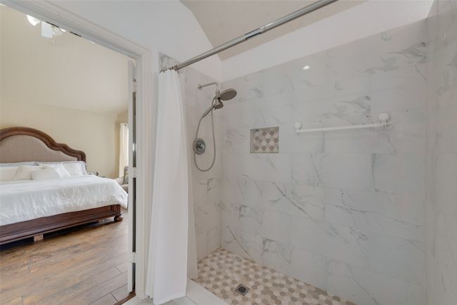 Primary bedroom with en suite bathroom | Image 18