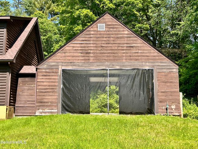 garage with screened door | Image 34