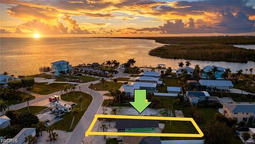 915 North St, FORT MYERS BEACH, FL, 33931-2213 | Card Image