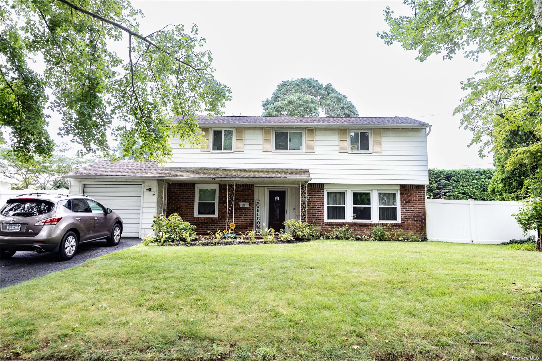 Grand Haven Dr, Commack, NY 11725