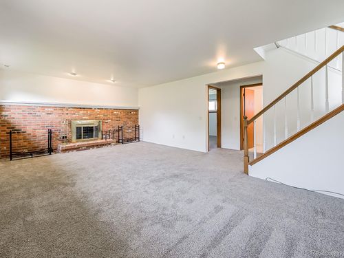 3550 Kirkton Dr, Sterling Heights, MI, 48310-6946 | Card Image