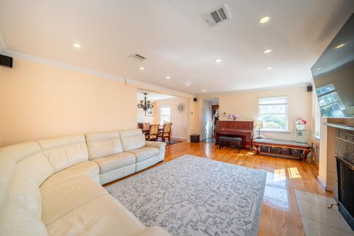 75 186th St, Fresh Meadows, NY, 11366-1722 | Card Image