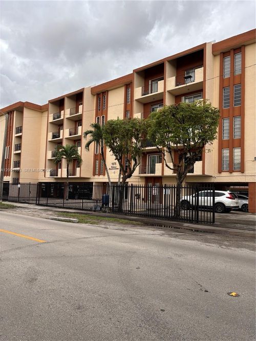 311-1075 W 68th St, Hialeah, FL, 33014-5131 | Card Image