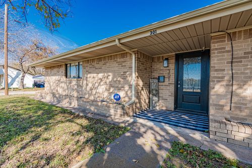 301 E Williams St, Bowie, TX, 76230-3616 | Card Image