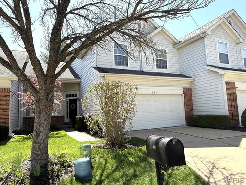 111 Chesterfield Bluffs Dr, Chesterfield, MO, 63005-1660 | Card Image