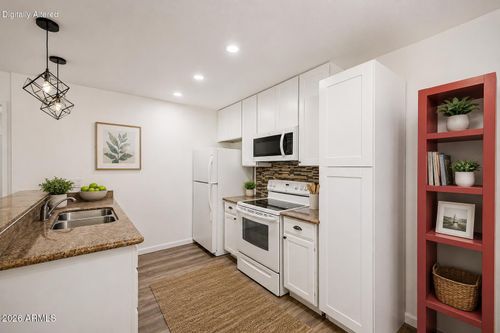 r13-5525 E Thomas Rd, Phoenix, AZ, 85018-8126 | Card Image