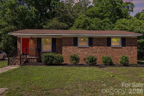 28 Maiden Ln, York, SC, 29745-1724 | Card Image