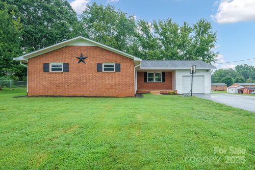 329 Chestnut St, Yadkinville, NC, 27055-5246 | Card Image