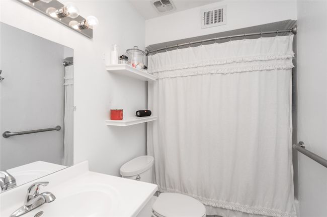 APT-220 - 4902 University Ave, Condo with 2 bedrooms, 2 bathrooms and null parking in Des Moines IA | Image 17