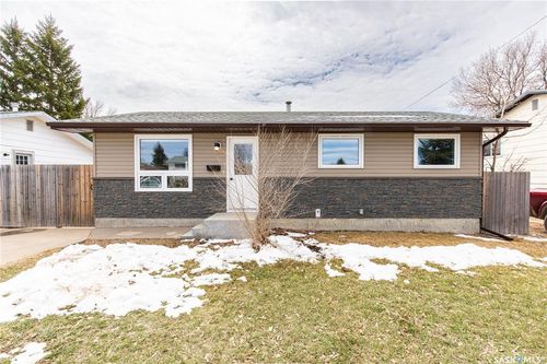 1511 Glendale St, Moose Jaw, SK, S6H7B3 | Card Image