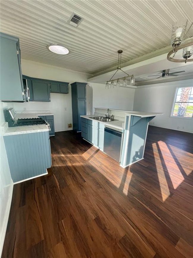 Kitchen with all new appliances! | Image 4