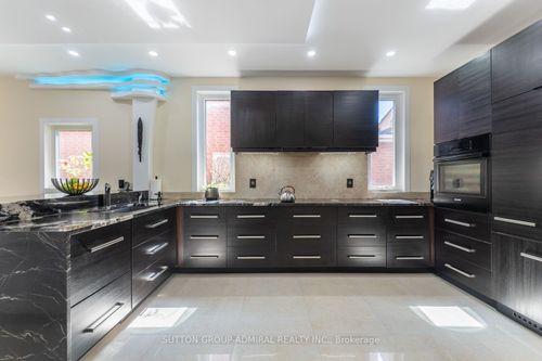 626 College Manor Dr, Newmarket, ON, L3Y8M7 | Card Image