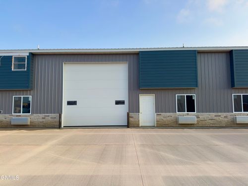 2-3212 Airway Ave, Bismarck, ND, 58504-7802 | Card Image