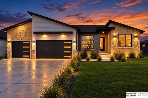 3520 Tree Line Dr, Lincoln, NE, 68516-6123 | Card Image