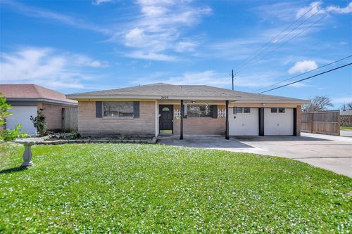 2429 16th Ave N, Texas City, TX, 77590-5006 | Card Image