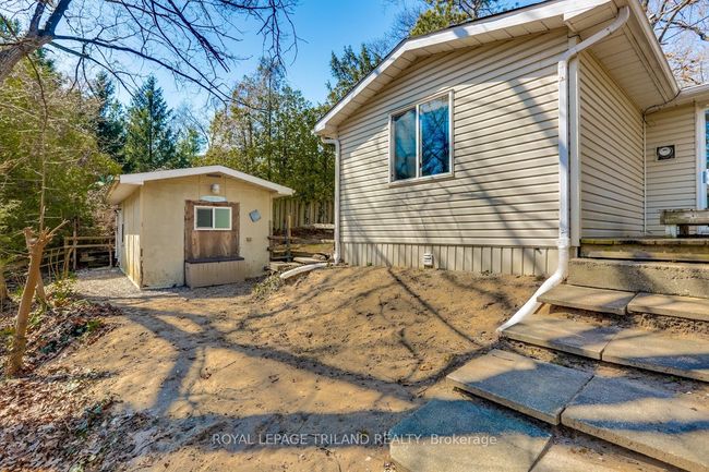 7933 Katharine Cres, House other with 2 bedrooms, 1 bathrooms and 5 parking in Port Franks ON | Image 20