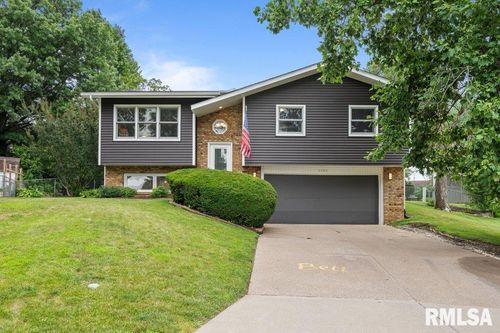 2401 W Dale Ct, Bettendorf, IA, 52722-2148 | Card Image