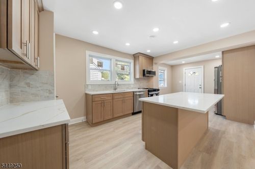 49 Caldwell Pl, Springfield, NJ, 07081-1713 | Card Image