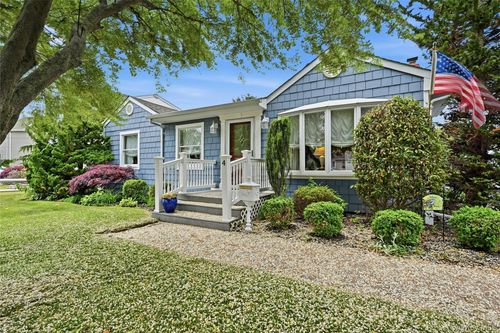 4 Bacon Ln, Babylon, NY, 11702-2402 | Card Image