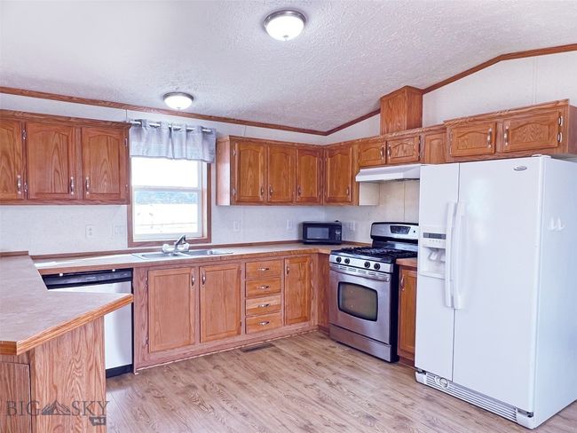 kitchen in mobile home | Image 16