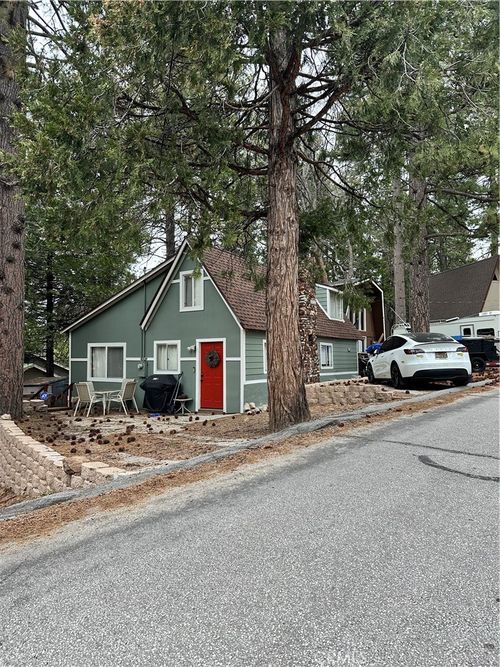 32064 Hunsaker Dr, Running Springs, CA, 92382-7464 | Card Image