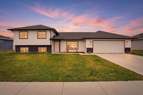 676 Porter Rd, Evansville, WI, 53536-2203 | Card Image