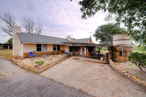 4598 State Highway 173 N, Devine, TX, 78016-4732 | Card Image