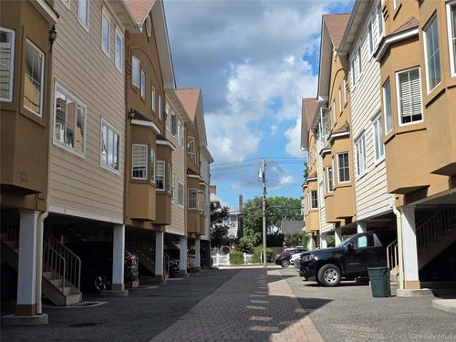apt-25-330 Maple Ave, Westbury, NY, 11590-3384 | Card Image