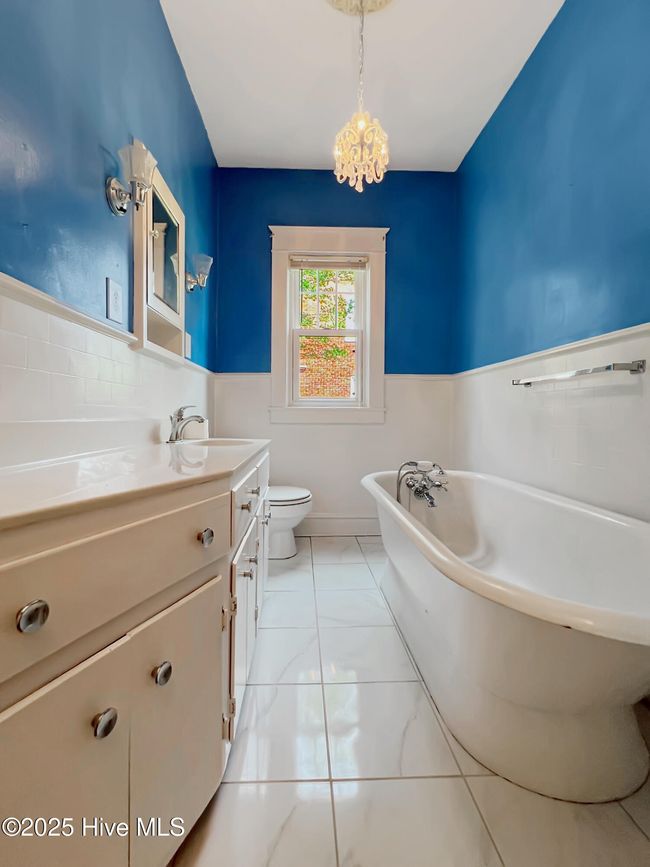 Look at that tub! | Image 15