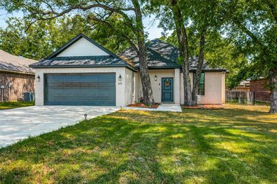 319 E Pine Street, House other with 3 bedrooms, 2 bathrooms and null parking in Alvord TX | Image 2