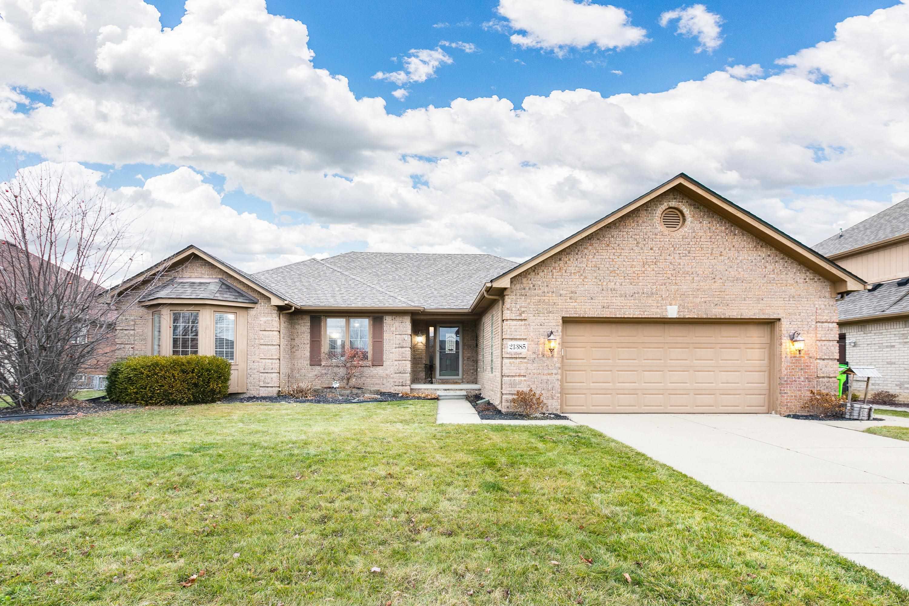 Vesper Dr, Macomb, MI 48044