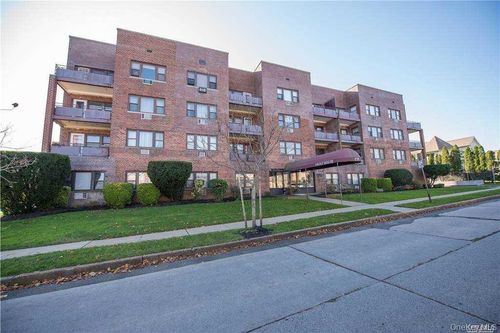 2e-175 Archer St, Freeport, NY, 11520-4902 | Card Image