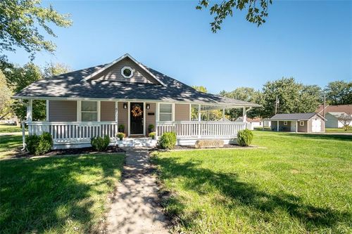 810 Francis St, Valley Falls, KS, 66088-1110 | Card Image