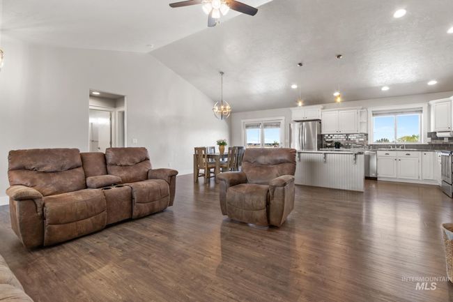 9248 Rolling Hills Ct, House other with 3 bedrooms, 2 bathrooms and 3 parking in Nampa ID | Image 9