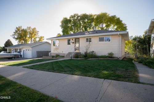 806 N 28th St, Bismarck, ND, 58501-3130 | Card Image
