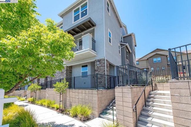 7018 Stags Leap Ln, Condo with 2 bedrooms, 3 bathrooms and 2 parking in Dublin CA | Image 4