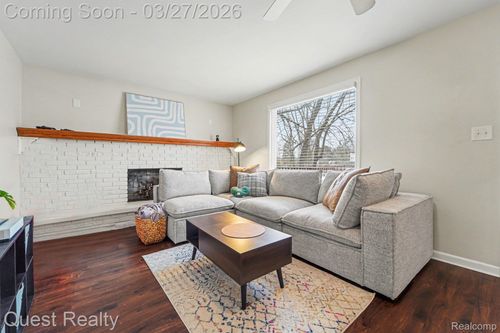 6524 Oakridge Dr, Waterford Twp, MI, 48329-1243 | Card Image