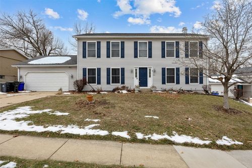 7001 Surrey Dr Ne, Cedar Rapids, IA, 52402-1409 | Card Image